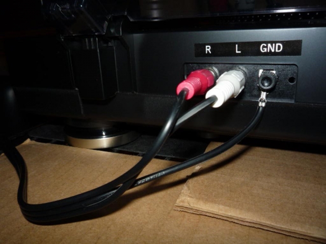 Left and right RCA audio output from turntable
