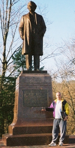 2002 - In the early years of the geocaching hobby, statues were considered 'virtual' geocaches. You could log the statue as a valid find. This is in Hannibal, Missouri.